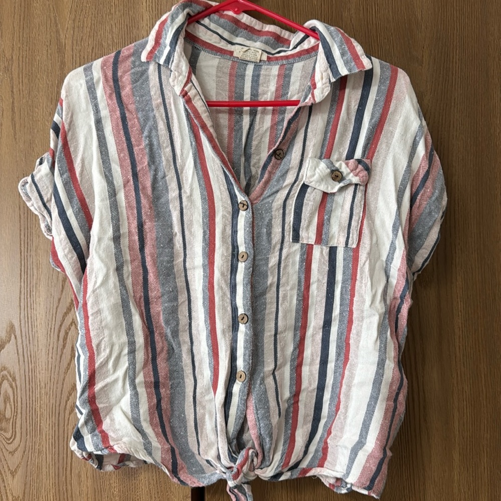 Cute collar botton down tye shirt